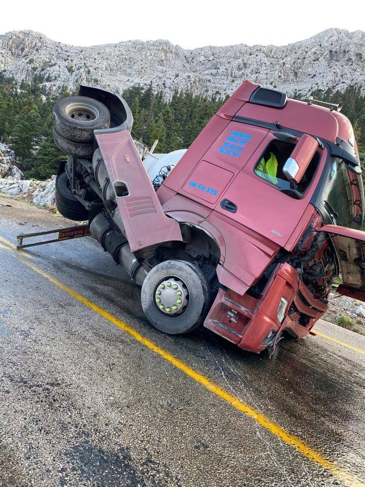 Devrilen tanker nedeniyle kapanan Konya - Antalya yolu açıldı 8